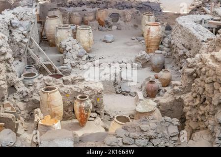 Akrotiri Ausgrabungshäuser und Töpferei Siedlung aus der Zykladen-Bronzezeit auf Santorin Griechenland - antike minoische Ausgrabungsstätte und Graben mit Töpferei Stockfoto