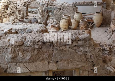 Akrotiri Ausgrabungshäuser und Töpferei Siedlung aus der Zykladen-Bronzezeit auf Santorin Griechenland - antike minoische Ausgrabungsstätte und Graben mit Töpferei Stockfoto