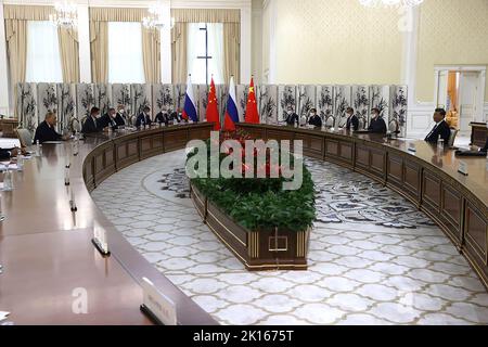 Samarkand, Usbekistan. 15. September 2022. Der russische Präsident Wladimir Putin trifft sich mit dem chinesischen Präsidenten Xi Jinping am Rande des Gipfeltreffens der führenden Organisation der Zusammenarbeit in Shanghai (SCO) in Samarkand, Usbekistan, am Donnerstag, 15. September 2022. Foto von Kremlin Pool/UPI Credit: UPI/Alamy Live News Stockfoto