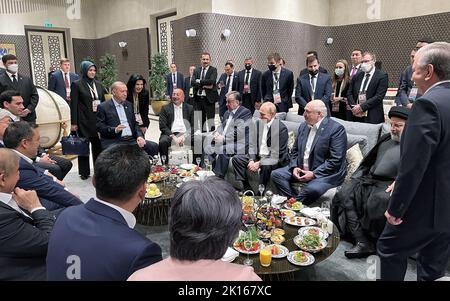 Der türkische Präsident Recep Tayyip Erdogan (Heck 2. L) spricht während eines Treffens mit führenden Persönlichkeiten wie dem russischen Präsidenten Wladimir Putin (3. R), dem aserbaidschanischen Präsidenten Ilham Aliyev (5. R), dem Präsidenten Turkmenistans, Serdar Berdimuhamedow (Heck L), dem Präsidenten Tadschikistans, Emomali Rahmon (4. R), dem Präsidenten von Belarus, Alexander Lukaschenko (2. R) Und Präsident des Iran, Ebrahim Raisi (R) am Rande des Gipfeltreffens der führenden Organisation der Zusammenarbeit in Shanghai (SCO) in Samarkand, Usbekistan, am Donnerstag, 15. September 2022. Foto vom Büro des türkischen Ratsvorsitzes/UPI Stockfoto