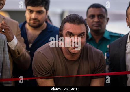 Dhaka, Bangladesch. 15. September 2022. Sohail Khan am Veranstaltungsort des Being Human Outlet. Der Bollywood-Star kam anlässlich seiner Einweihung am Veranstaltungsort des Outlet Being Human, einer Modemarke des gemeinnützigen Stiftungsvereins von Salman Khan. Salman Khan hatte zuvor die Eröffnung dieses Outlet auf der Facebook-Seite „Being Human Bangladesh“ angekündigt. (Foto: Sazzad Hossain/SOPA Images/Sipa USA) Quelle: SIPA USA/Alamy Live News Stockfoto