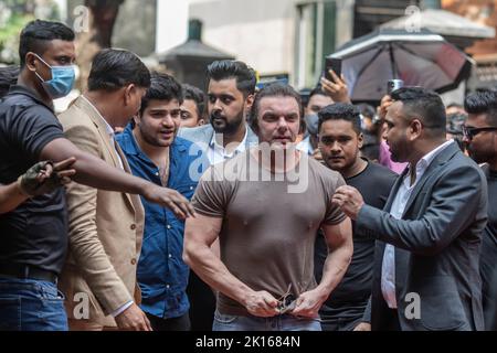 Dhaka, Bangladesch. 15. September 2022. Sohail Khan am Veranstaltungsort des Being Human Outlet. Der Bollywood-Star kam anlässlich seiner Einweihung am Veranstaltungsort des Outlet Being Human, einer Modemarke des gemeinnützigen Stiftungsvereins von Salman Khan. Salman Khan hatte zuvor die Eröffnung dieses Outlet auf der Facebook-Seite „Being Human Bangladesh“ angekündigt. (Foto: Sazzad Hossain/SOPA Images/Sipa USA) Quelle: SIPA USA/Alamy Live News Stockfoto