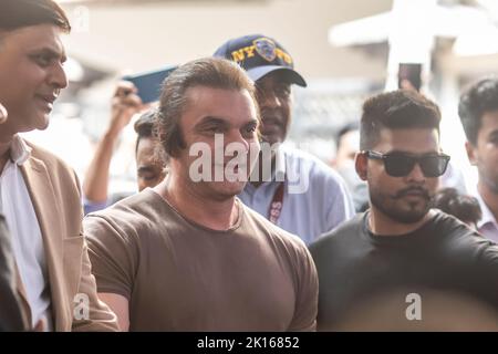 Dhaka, Bangladesch. 15. September 2022. Sohail Khan am Veranstaltungsort des Being Human Outlet. Der Bollywood-Star kam anlässlich seiner Einweihung am Veranstaltungsort des Outlet Being Human, einer Modemarke des gemeinnützigen Stiftungsvereins von Salman Khan. Salman Khan hatte zuvor die Eröffnung dieses Outlet auf der Facebook-Seite „Being Human Bangladesh“ angekündigt. (Foto: Sazzad Hossain/SOPA Images/Sipa USA) Quelle: SIPA USA/Alamy Live News Stockfoto