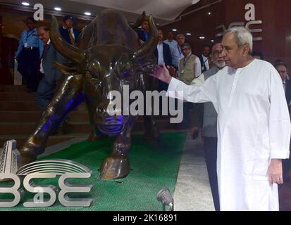 Mumbai, Indien. 15. September 2022. MUMBAI, INDIEN - 15. SEPTEMBER: Odisha CM Naveen Patnaik posiert vor dem "BSE Bull", der am 15. September 2022 an der Bombay Stock Exchange in Mumbai, Indien, installiert wurde. (Foto: Anshuman Poyrekar/Hindustan Times/Sipa USA) Quelle: SIPA USA/Alamy Live News Stockfoto