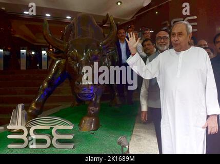 Mumbai, Indien. 15. September 2022. MUMBAI, INDIEN - 15. SEPTEMBER: Odisha CM Naveen Patnaik posiert vor dem "BSE Bull", der am 15. September 2022 an der Bombay Stock Exchange in Mumbai, Indien, installiert wurde. (Foto: Anshuman Poyrekar/Hindustan Times/Sipa USA) Quelle: SIPA USA/Alamy Live News Stockfoto