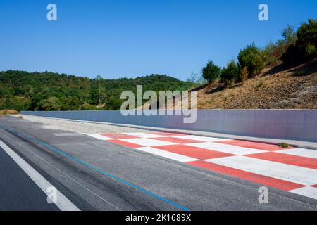 Notbremsbereich für Fahrzeuge auf Autobahnabfahrt, mit Schotter. Stockfoto