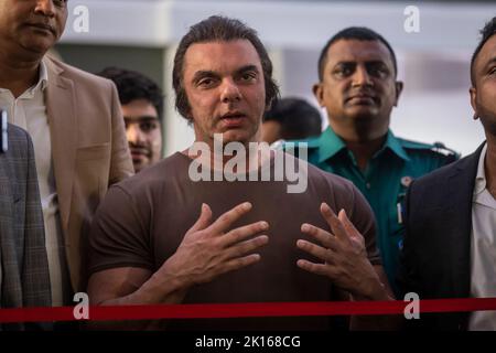 Dhaka, Bangladesch. 15. September 2022. Sohail Khan am Veranstaltungsort des Being Human Outlet. Der Bollywood-Star kam anlässlich seiner Einweihung am Veranstaltungsort des Outlet Being Human, einer Modemarke des gemeinnützigen Stiftungsvereins von Salman Khan. Salman Khan hatte zuvor die Eröffnung dieses Outlet auf der Facebook-Seite „Being Human Bangladesh“ angekündigt. (Foto: Sazzad Hossain/SOPA Images/Sipa USA) Quelle: SIPA USA/Alamy Live News Stockfoto