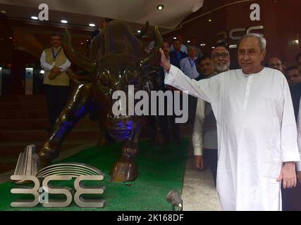 Mumbai, Indien. 15. September 2022. MUMBAI, INDIEN - 15. SEPTEMBER: Odisha CM Naveen Patnaik posiert vor dem "BSE Bull", der am 15. September 2022 an der Bombay Stock Exchange in Mumbai, Indien, installiert wurde. (Foto: Anshuman Poyrekar/Hindustan Times/Sipa USA) Quelle: SIPA USA/Alamy Live News Stockfoto