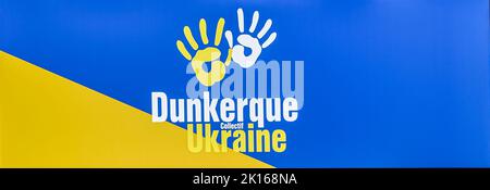 Europa, Frankreich, Dunkerque - 9. Juli 2022: Nahaufnahme der Solidarität mit der Ukraine Plakat. Blau, weiß und gelb, Worte und Bilder von verbundenen Händen Stockfoto