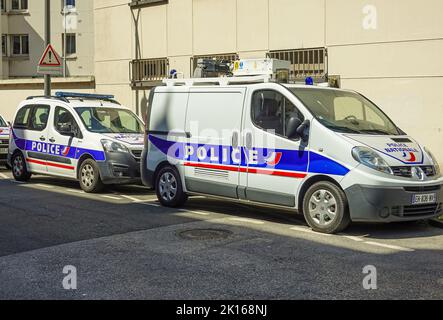 Europa, Frankreich, Dunkerque - 9. Juli 2022: Nahaufnahme von blau und rot auf weiß lackiertem Polizeikcan und -Van, die auf der Straße geparkt sind Stockfoto