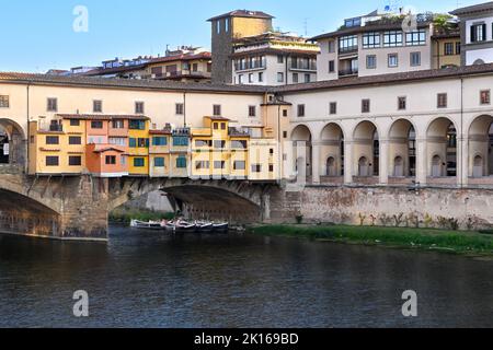 Brücke Ponte Vecchio Florenz Italien - farbenfrohe Geschäfte an einem berühmten Wahrzeichen - mittelalterliche Steinbrücke mit geschlossenem Spandrel und segmentaler Bogenbrücke - Fluss Arno Stockfoto