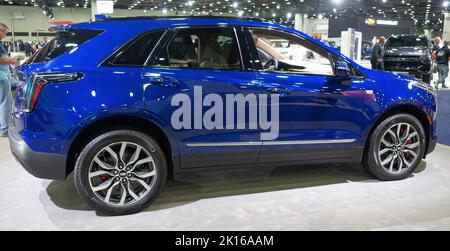 14. August 2022, Detroit, Michigan, USA: Cadillac XT5 glänzt auf der Detroit Auto Show 2022 (Foto: © Alexis Doty/ZUMA Press Wire) Stockfoto
