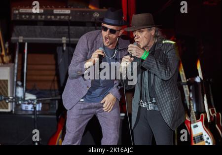 Hamburg, Deutschland. 15. September 2022. Die Musiker Jan Delay (l) und Udo Lindenberg stehen während des 'Get Back to Audimax!' - Show auf der Bühne im Audimax der Universität. 50 Jahre nach Ottos legendärem Konzert im Audimax der Universität präsentierten Hamburger Musiker eine öffentliche Reihe zur Musikgeschichte der Hansestadt. Quelle: Georg Wendt/dpa/Alamy Live News Stockfoto