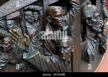 Man winkt am Meeting Place, einer Statue des britischen Künstlers Paul Day, auf der Grand Terrace, Bahnhof St. Pancras International, London N1C 4QP Stockfoto