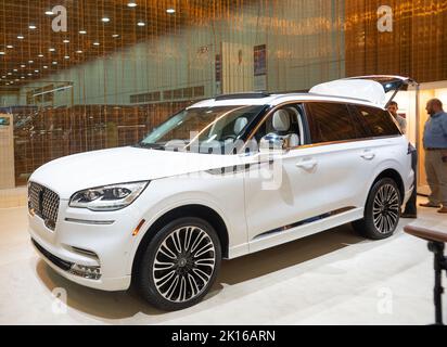 14. August 2022, Detroit, Michigan, USA: Lincoln glänzt Gold auf der Detroit Auto Show 2022 (Foto: © Alexis Doty/ZUMA Press Wire) Stockfoto