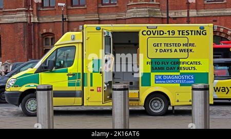 Kommerzielle Mobile Covid-Tests von UKPCRTEST, außerhalb des Kings Cross Bahnhofs, London, England, Großbritannien Stockfoto