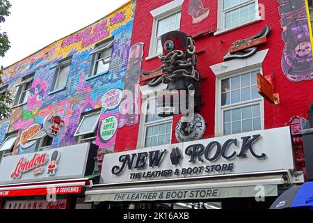 New Rock Stiefel Chic and Pre-loved Fashion 212 Camden High Street, Camden Town, London, England, Großbritannien, NW1 8QR Stockfoto