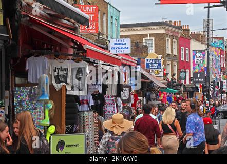 Geschäftige Geschäfte in Camden High Street, Camden Town, London, England, Großbritannien, NW1 8QR Stockfoto