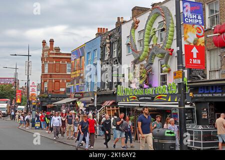 Geschäfte mit Touristen und Shoppern, in Camden High Street, Camden Town, London, England, Großbritannien, NW1 8QR Stockfoto