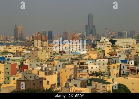 Blick auf den Sonnenuntergang mit dem höchsten Gebäude 85 Sky Tower in Kaohsiung, Taiwan Stockfoto