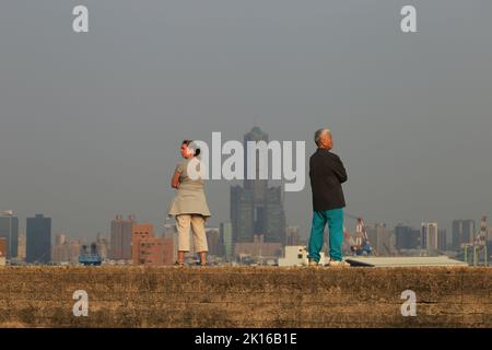 Blick auf Kaohsiungs höchstes Gebäude 85 Sky Tower vom Cihou Fort Stockfoto