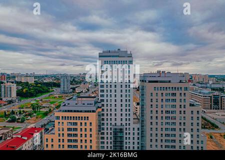 Wohnviertel einer russischen Stadt. Wohngebiete mit Hochhäusern. Kazan, Draufsicht. Stockfoto