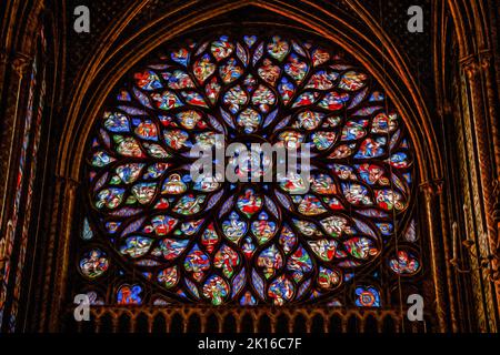 Detail eines Rosenfensters mit bunten Glasmalereien in der Sainte-Chapelle-Kirche in Paris. Die charmante Hauptstadt Frankreichs. Öllack-Filter. Stockfoto