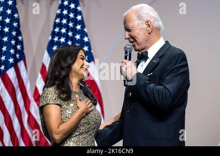 Washington, Usa. 15. September 2022. Washington, Usa. 15. September 2022. US-Präsident Joe Biden singt vor der demokratischen Vertreterin aus Kalifornien, Nanette Barragan, ein Happy Birthday, bevor sie bei der Gala des Hispanic Caucus Institute 45. im Walter E. Washington Convention Center in Washington, DC, USA, am 15. September 2022 sprach. Die Veranstaltung markiert den Beginn der White HouseÕs-Feier des hispanischen Heritage Month Credit: SIPA USA/Alamy Live News Credit: SIPA USA/Alamy Live News Stockfoto