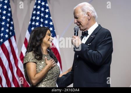 Washington DC, USA. 15. September 2022. US-Präsident Joe Biden singt vor der demokratischen Vertreterin aus Kalifornien, Nanette Barragan, alles gute zum Geburtstag, bevor sie am Donnerstag, den 15. September 2022, bei der Gala des Hispanic Caucus Institute im Kongress 45. im Walter E. Washington Convention Center in Washington, DC, sprach. Die Veranstaltung markiert den Beginn der Feier des hispanischen Kulturmonats im Weißen Haus. Foto von Jim Lo Scalzo/UI Kredit: UPI/Alamy Live Nachrichten Stockfoto