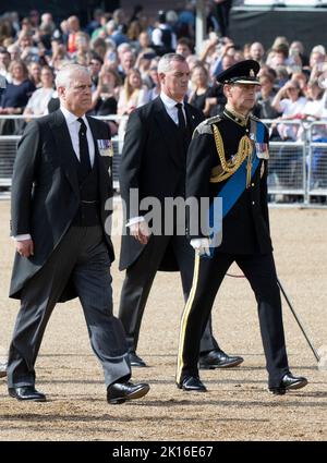 LONDON, England. VEREINIGTES KÖNIGREICH. 14. September 2022. Prinz Andrew, Herzog von York und Prinz Edward, Graf von Wessex, gehen hinter den Sarg von Königin Elizabeth II Stockfoto