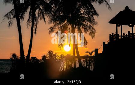 Sonnenuntergang am Tianchengtai Resort Beach, Leizhou Peninsula, China Stockfoto