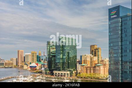 Baltimore Inner Harbor, Baltimore Maryland, mit National Aquarium, Seven Foot Knoll Lighthouse und gemischten historischen und modernen Wolkenkratzern. Stockfoto