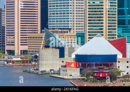 Baltimore Inner Harbor, Baltimore Maryland, mit National Aquarium, Seven Foot Knoll Lighthouse und gemischten historischen und modernen Wolkenkratzern. Stockfoto