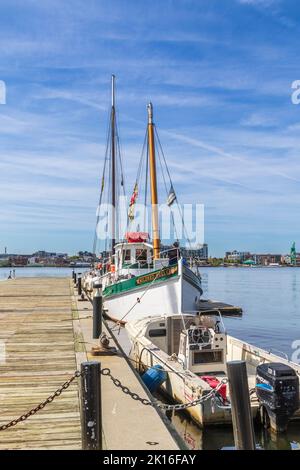 Baltimore Inner Harbor Pier entlang der Inner Harbor Promenade, Baltimore, Maryland. Stockfoto