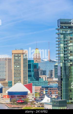 Baltimore Inner Harbor, Baltimore, Maryland, mit National Aquarium, einzigartigem Leuchtturm, Und eine Mischung aus historischen und modernen Wolkenkratzern. Stockfoto