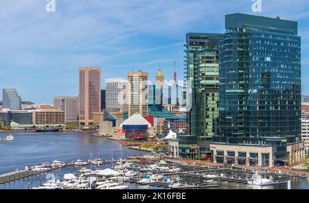 Baltimore Inner Harbor mit einer Mischung aus modernen Business-Wolkenkratzern und Bootstouren-Yachthäfen, Baltimore, Maryland. Stockfoto