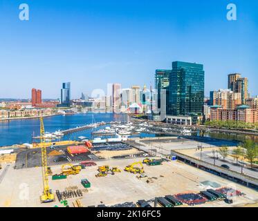 T Rowe Price Global Headquarters Standort im Bau in Baltimore Inner Harbour mit Blick auf die Hochhäuser des Hafens, Baltimore, Maryland. Stockfoto