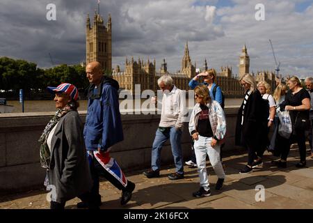 London, Großbritannien. 15. September 2022. Menschen warten in der Schlange, um der verstorbenen Königin Elizabeth II. In London, Großbritannien, am 15. September 2022 Tribut zu zollen. Die Königin wird mehrere Tage vor ihrer Beerdigung am 19. September in der Westminster Hall im Staat liegen. Quelle: Tim Ireland/Xinhua/Alamy Live News Stockfoto