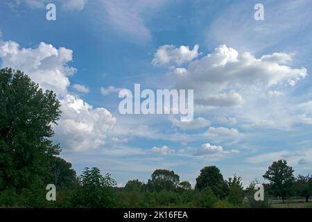 Wunderschöne Cumulus- und Zirruswolken gegen einen tiefblauen Himmel, Blick über die Parklandschaft im Davidson's Mill Pond Park in East Brunswick, New Jersey, USA -03 Stockfoto