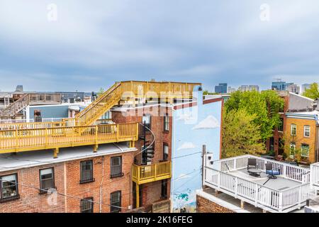 Baltimore, Maryland, berühmte Reihenhäuser werden oft mit Dachterrassen gekrönt, während junge Profis in diese historischen Häuser strömen. Stockfoto