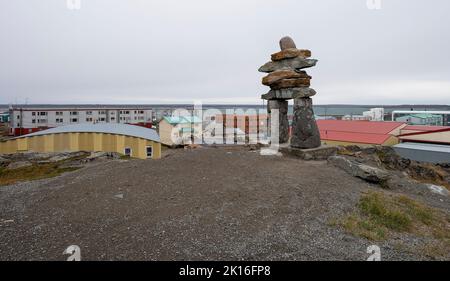 Inukshuk (Inuksuk) auf einem Hügel über der Stadt Rankin Inlet an der Hudson Bay Stockfoto