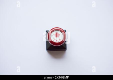 Stempel mit rotem Griff, Pfeil und Deckeln isoliert auf Weiß Stockfoto