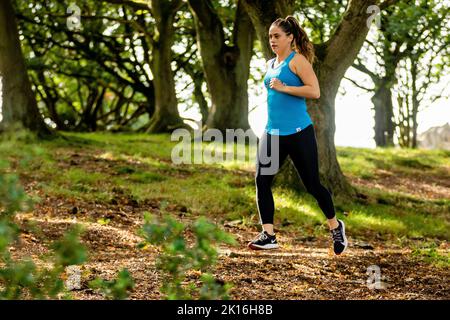 Trailrunnerin im Wald Stockfoto