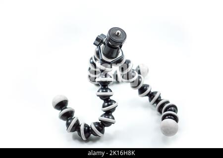 gorilla Pod isoliert auf weißem Hintergrund - Smartphone Stativ - Stativ flexibel - Stativ Oktopus Stockfoto