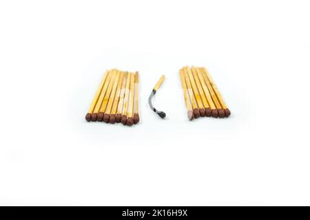 Ein Match, das unter vielen brennt, die nicht isoliert auf weißem Hintergrund brennen Stockfoto