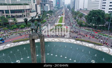 Menschen besuchen autofreie Tagesveranstaltungen in Bundaran Hi. Der autofreie Tag fand jeden Sonntagmorgen auf der Hauptstraße entlang MH Thamrin nach Jendral sudirman statt Stockfoto