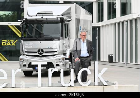 Leinfelden Echterdingen, Deutschland. 13. September 2022. Martin Daum, CEO des Nutzfahrzeugherstellers Daimler Truck, steht am Firmensitz in der Nähe von Stuttgart vor einem eActros-Lkw. Quelle: Bernd Weißbrod/dpa/Alamy Live News Stockfoto