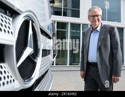 Leinfelden Echterdingen, Deutschland. 13. September 2022. Martin Daum, CEO des Nutzfahrzeugherstellers Daimler Truck, steht am Firmensitz in der Nähe von Stuttgart vor einem eActros-Lkw. Quelle: Bernd Weißbrod/dpa/Alamy Live News Stockfoto