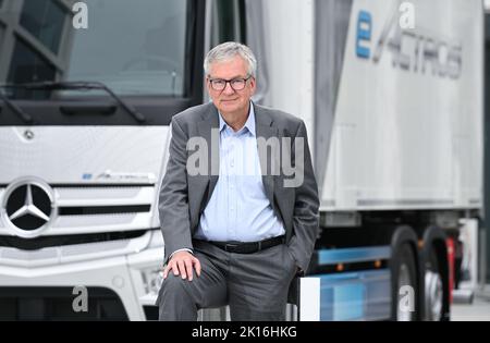 Leinfelden Echterdingen, Deutschland. 13. September 2022. Martin Daum, CEO des Nutzfahrzeugherstellers Daimler Truck, steht am Firmensitz in der Nähe von Stuttgart vor einem eActros-Lkw. Quelle: Bernd Weißbrod/dpa/Alamy Live News Stockfoto