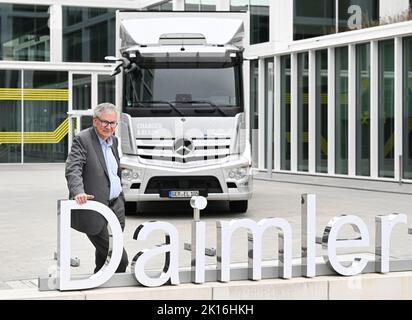 Leinfelden Echterdingen, Deutschland. 13. September 2022. Martin Daum, CEO des Nutzfahrzeugherstellers Daimler Truck, steht am Firmensitz in der Nähe von Stuttgart vor einem eActros-Lkw. Quelle: Bernd Weißbrod/dpa/Alamy Live News Stockfoto